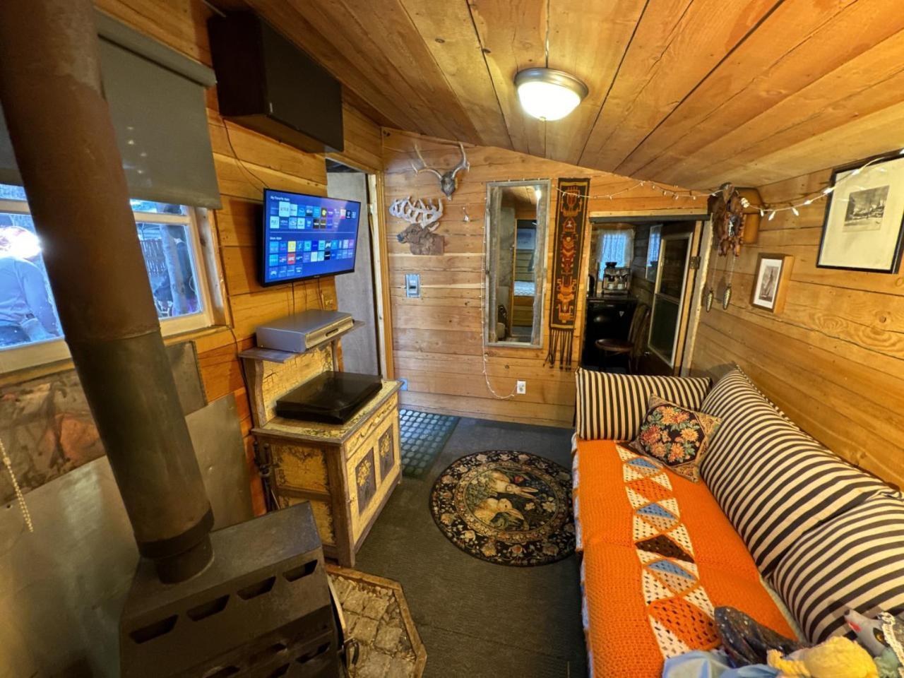 Rustic Cozy Cabin With Hot Tub Bragg Creek Dış mekan fotoğraf
